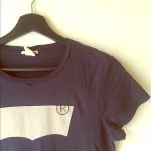 Navy Levis T-shirt
